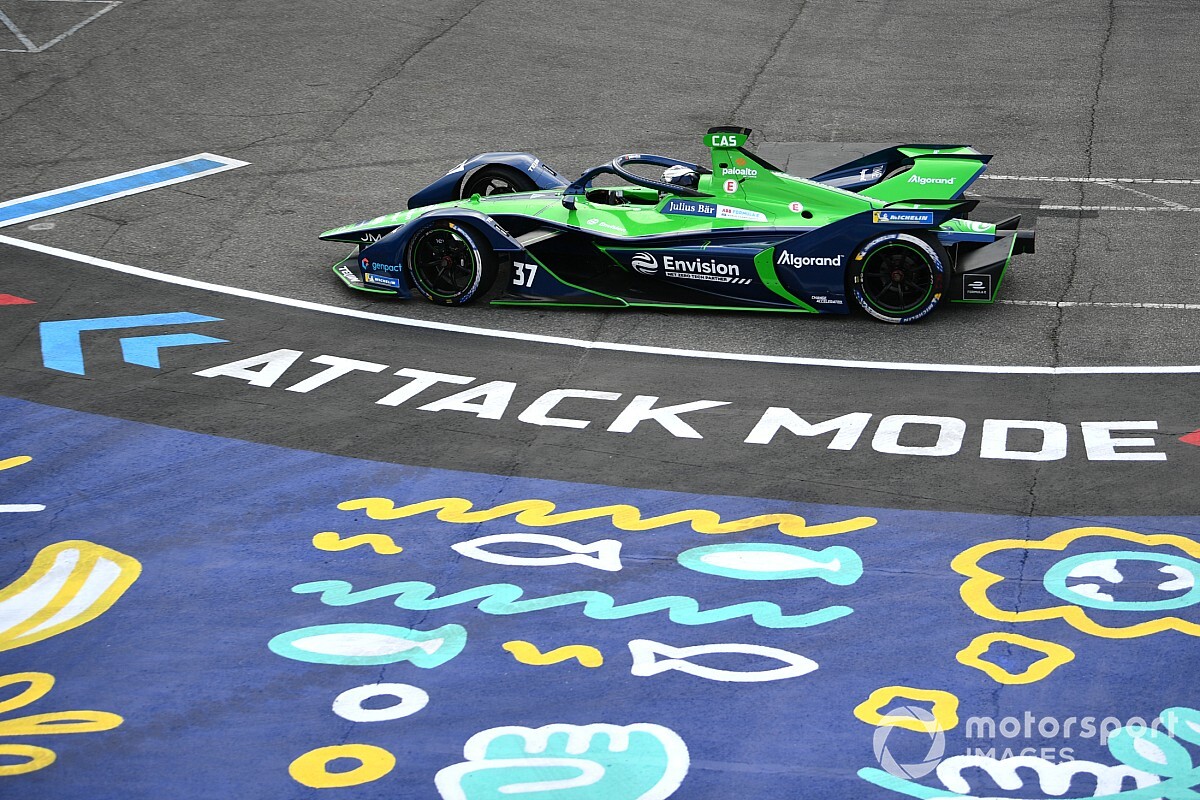 New York City E-Prix: Cassidy claims first FE pole of the season