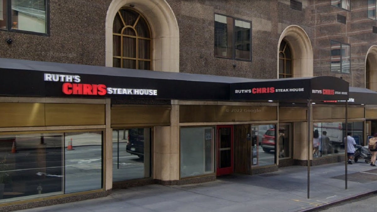 NYC Ruth’s Chris steakhouse patron stabs another diner in back during spat with restaurant worker: Cops