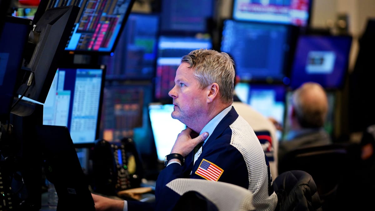 Stocks Mixed, Jobless Claims On Deck, GameStop Plunges, Meta Slips, Canadian Wildfires Burn