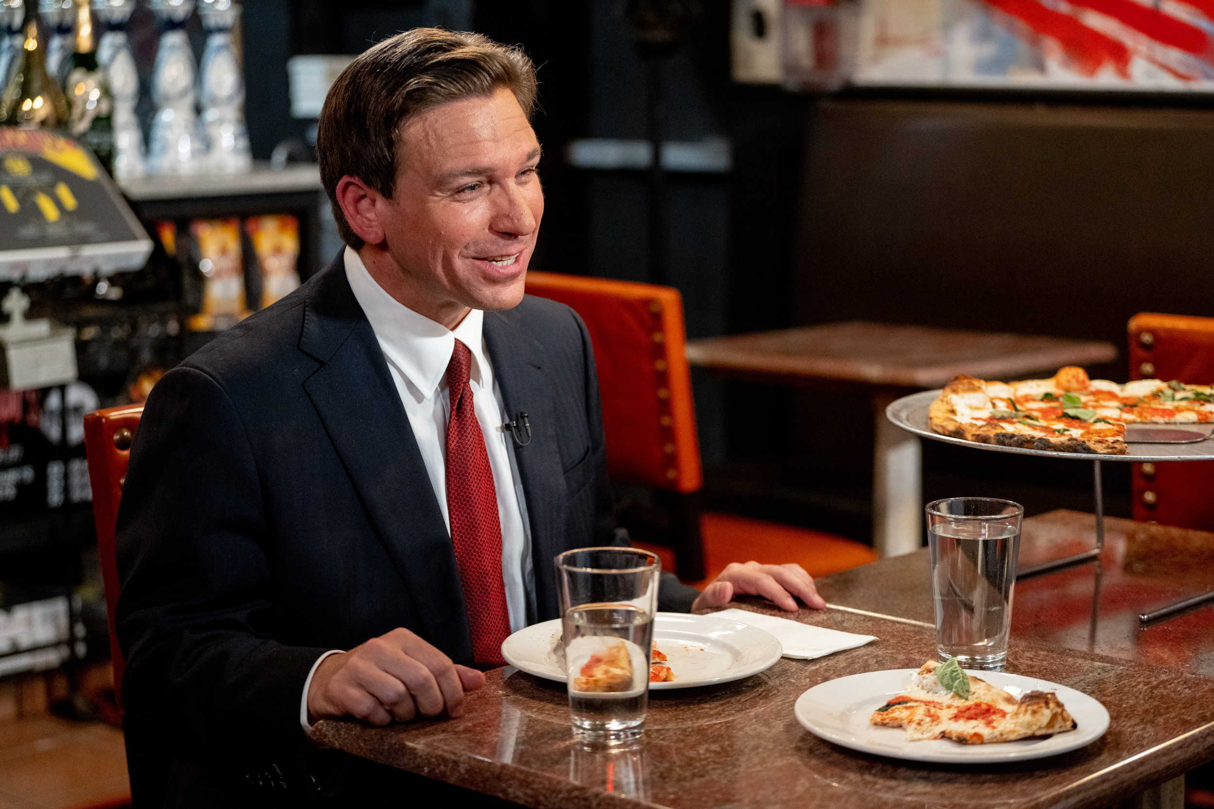 DeSantis Touts Coal Ovens, Gives Trump a Glimpse of Pizza Parlor Prowess