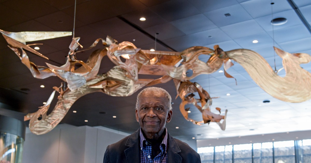 Richard Hunt, prolific Chicago sculptor whose public works explored civil rights, dies at 88