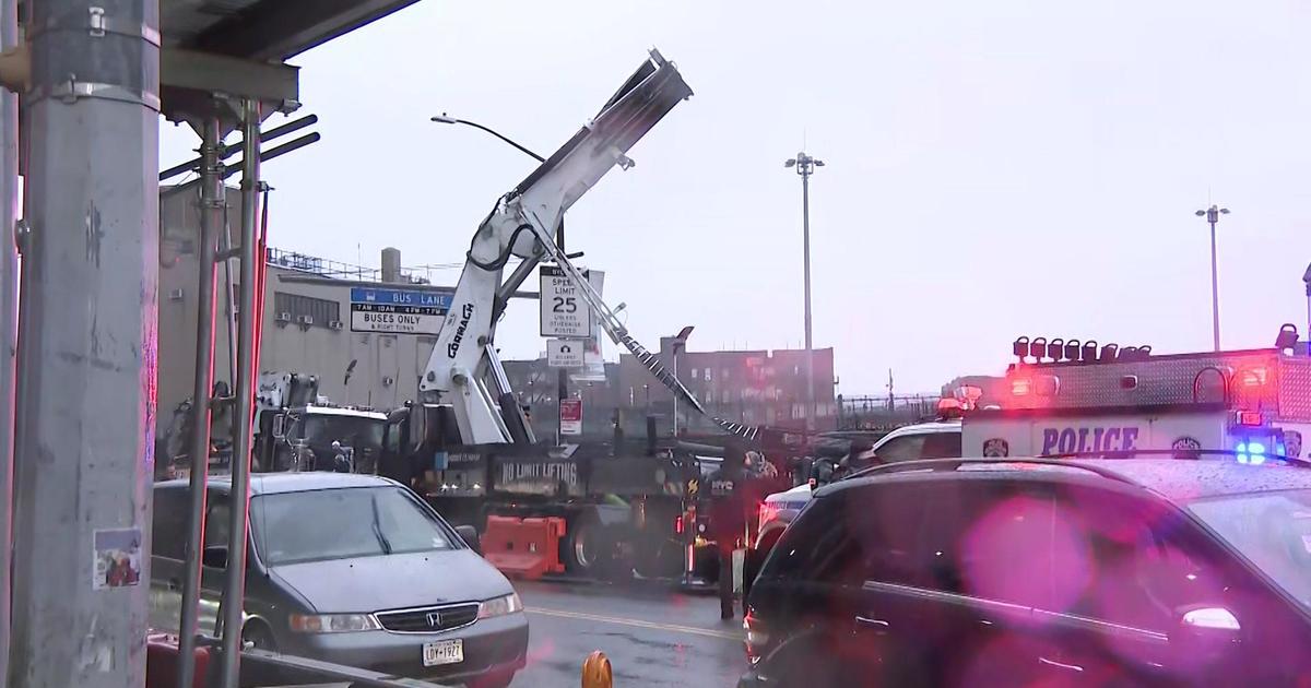 5 injured when boom truck collapses at New York City construction site