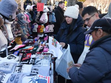 Souvenir sellers have flooded the Brooklyn Bridge. Now the city is banning them