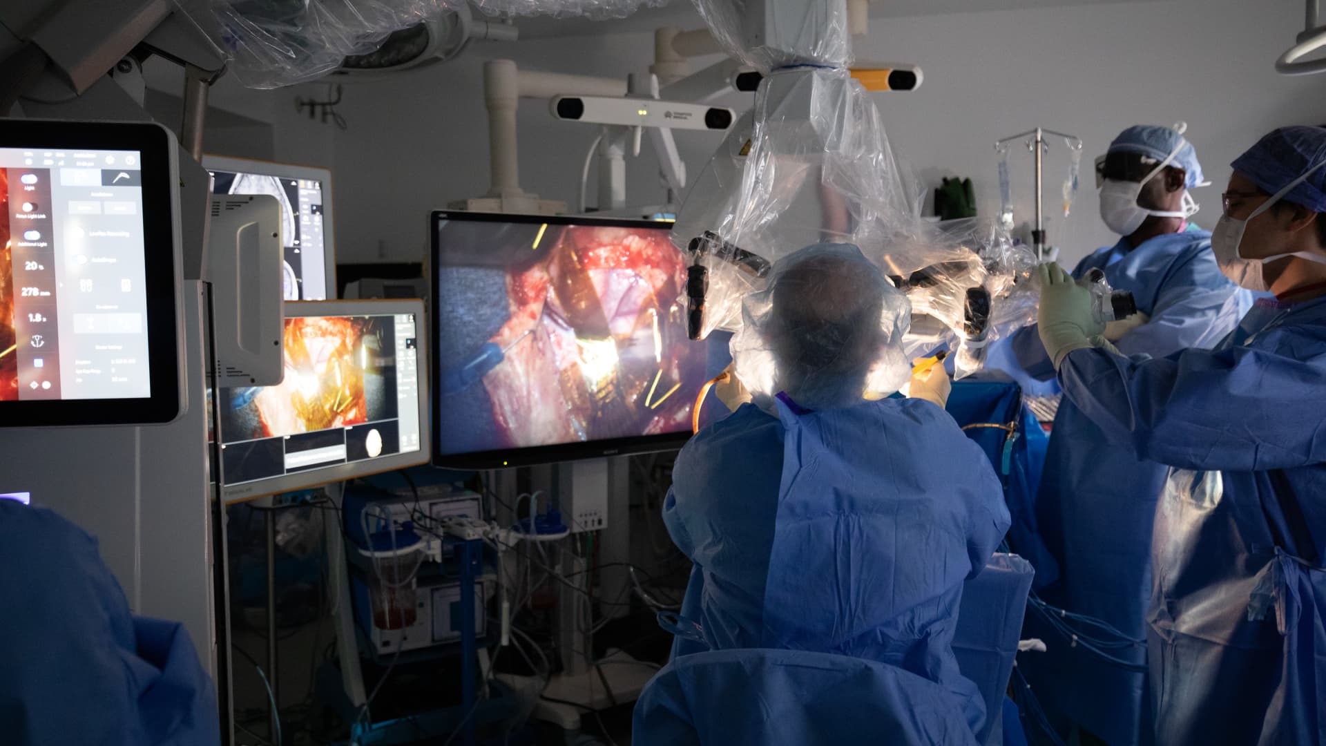 Here’s what it’s like inside the operating room when someone gets a brain implant