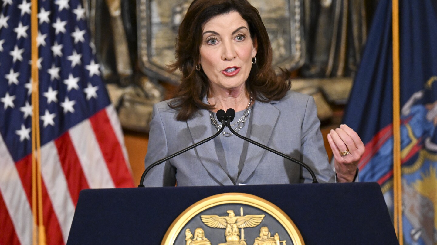 Gov. Hochul considering mask ban on NYC subways, citing antisemitic acts