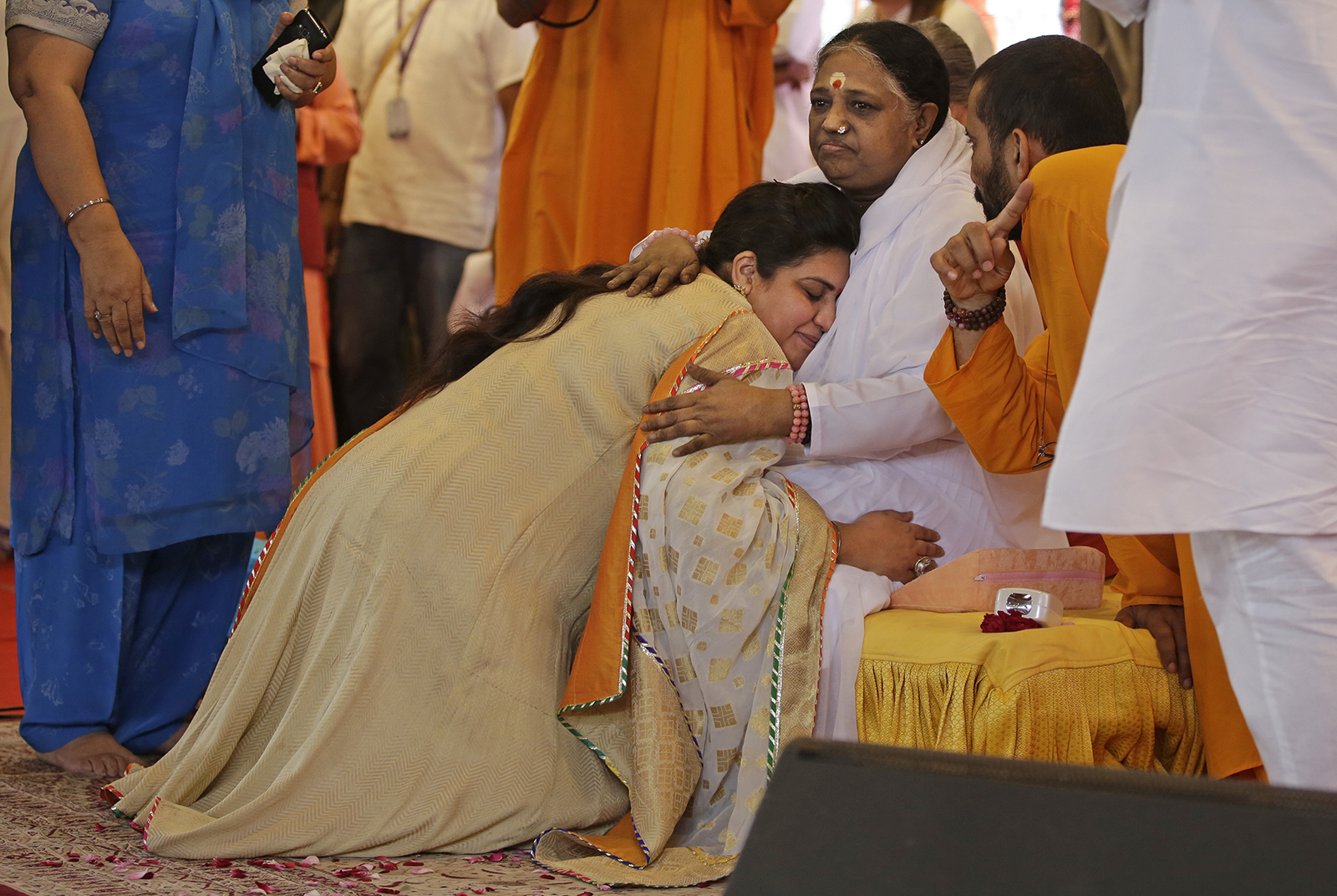 At her first tour since the pandemic, Amma embraces New York City