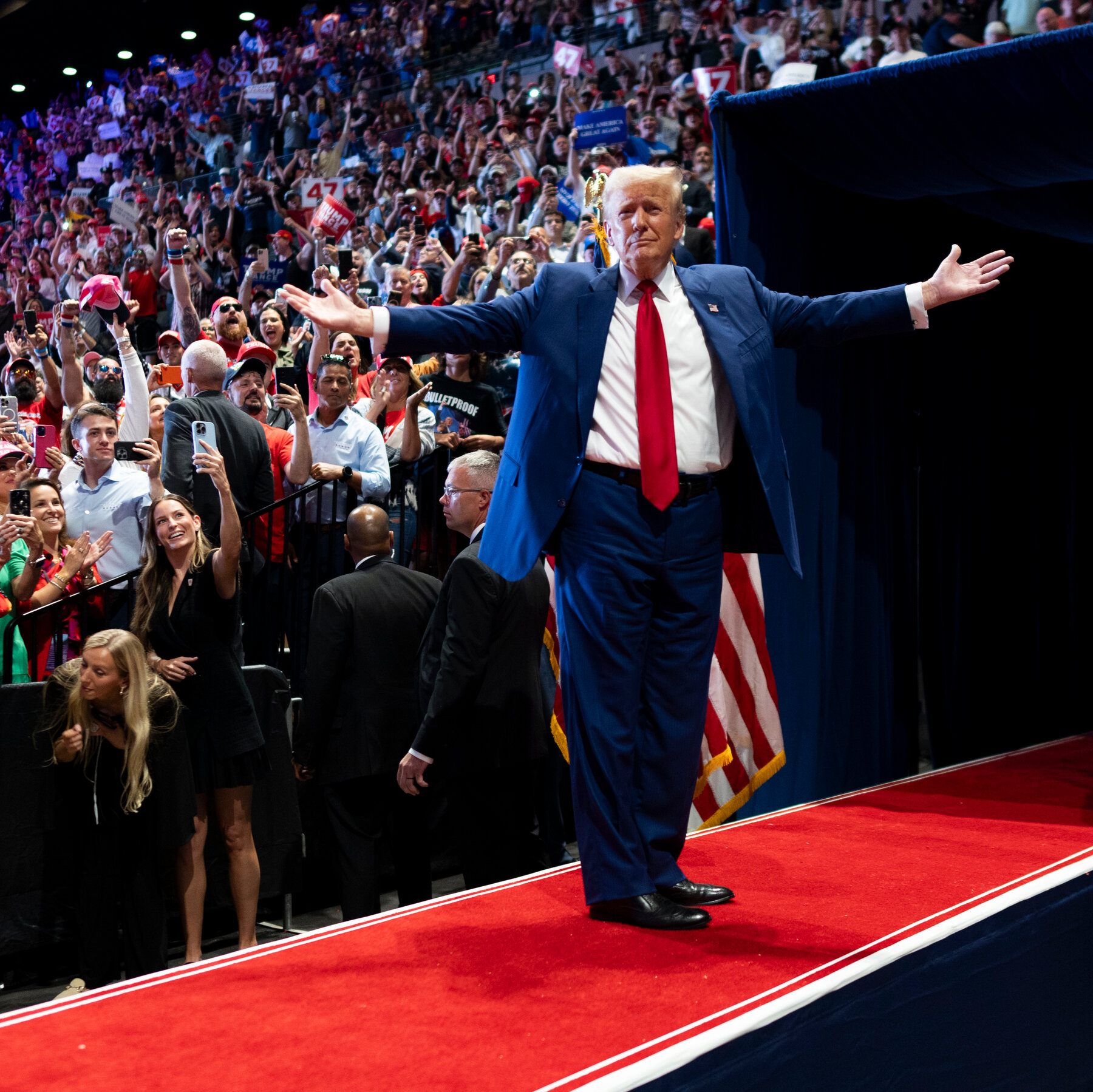 From a Long Island Rally, Trump Lobs Exaggerated Attacks at New York City