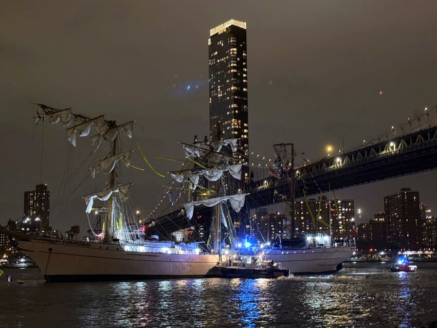 Mexican tall ship strikes Brooklyn Bridge, snapping masts and killing 2 crew members