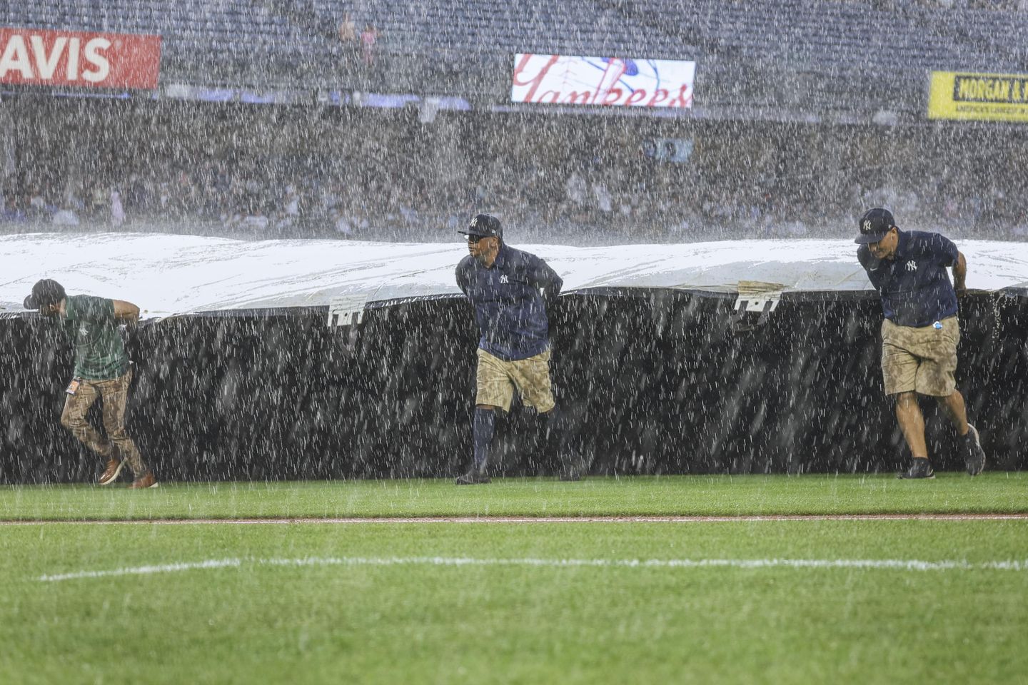 Heavy rain pummels the East Coast and sparks isolated flash flooding