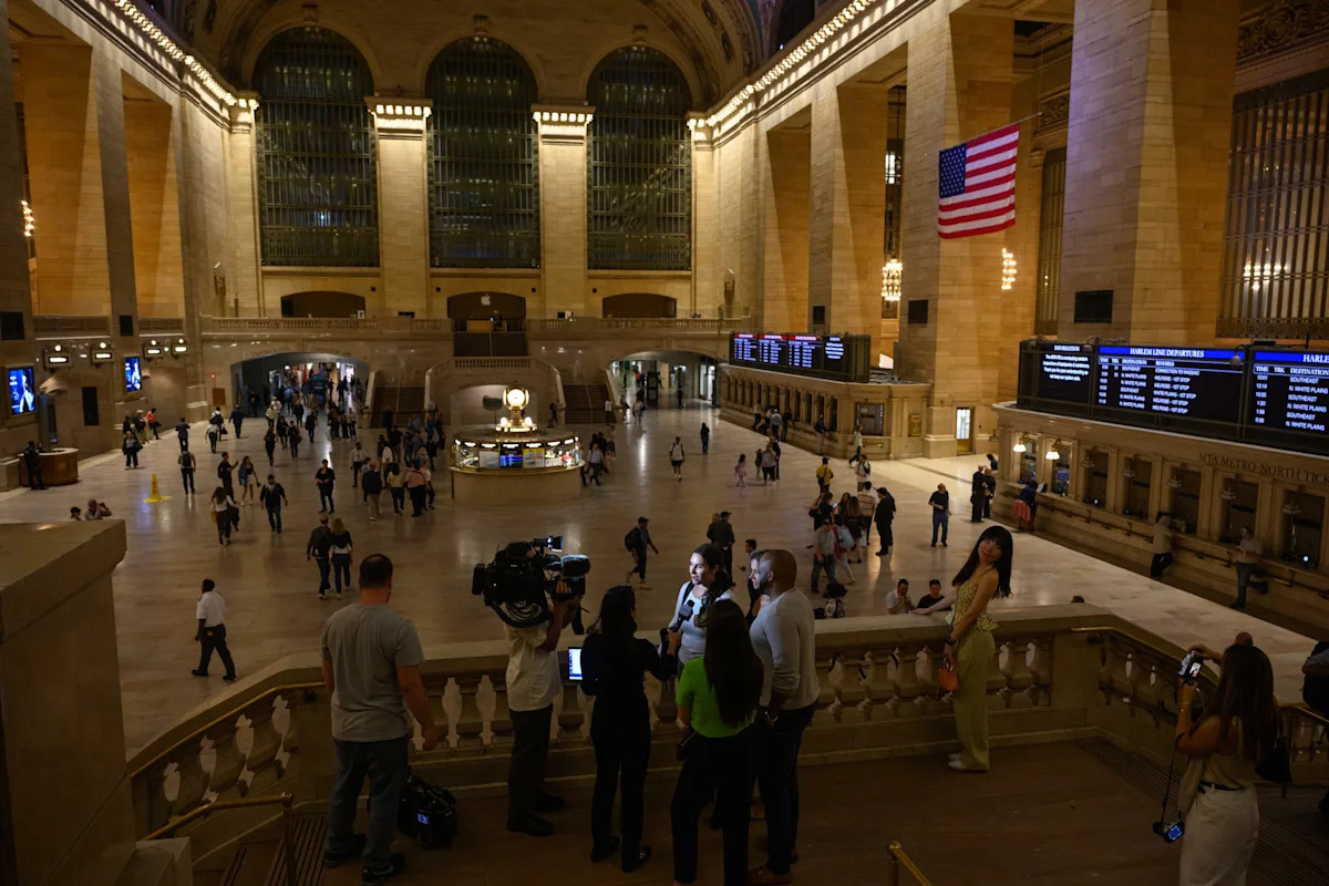 See the scene as power goes out inside NYC’s Grand Central station
